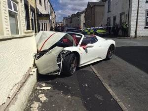 Se casan, alquilan un Ferrari y ¡lo estrellan!