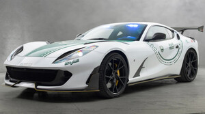 La Policía de Dubái vuelve a hacerlo: este Ferrari 812 Superfast patrullará sus calles