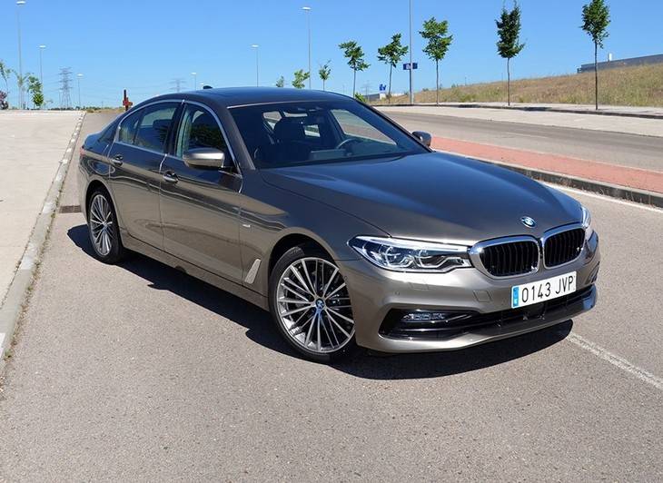 Probamos el nuevo BMW Serie 5, el coche que se conduce desde el mando