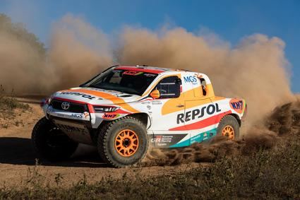 El Repsol Toyota Rally Team presenta su arma para el Dakar 2024 por las calles de Barcelona