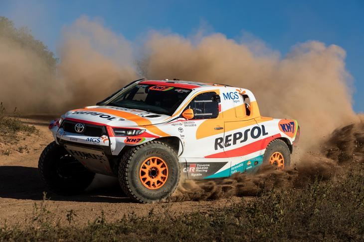 El Repsol Toyota Rally Team presenta su arma para el Dakar 2024 por las calles de Barcelona