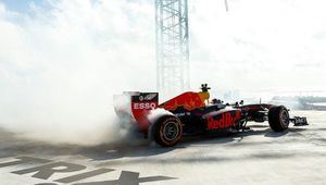 Red Bull realizó "donuts" a más 200 metros de altura