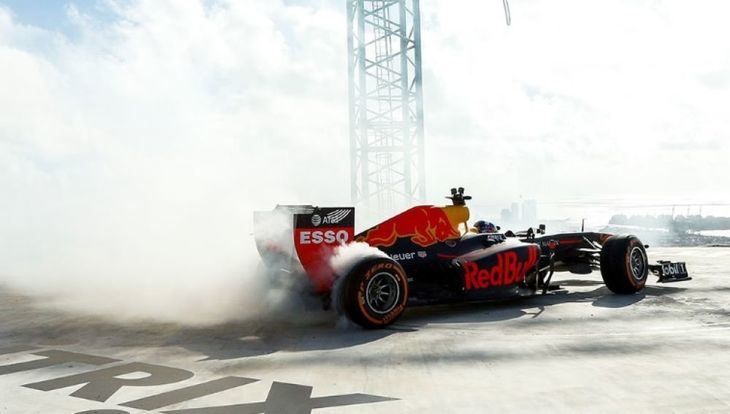 Red Bull realizó 'donuts' a más 200 metros de altura