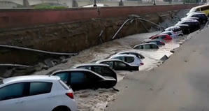 Un río se 'traga' docenas de coches