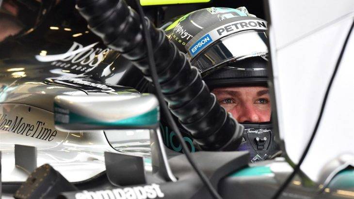 Rosberg domina sobre un asfalto muy deslizante