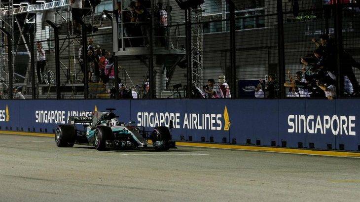 Hamilton gana ante la debacle de Ferrari