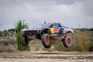 Carlos Sainz con su coche del Dakar explora el futuro circuito MadRing, sede del Gran Premio de F1 en Madrid 2026
