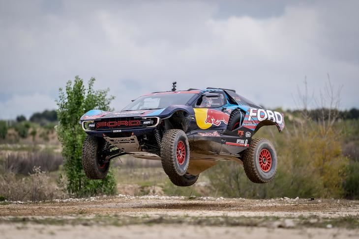 Carlos Sainz con su coche del Dakar explora el futuro circuito MadRing, sede del Gran Premio de F1 en Madrid 2026
