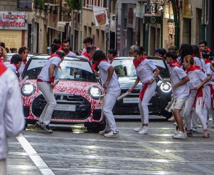 MINI Lurauto organiza el peculiar encierro San FerMINI