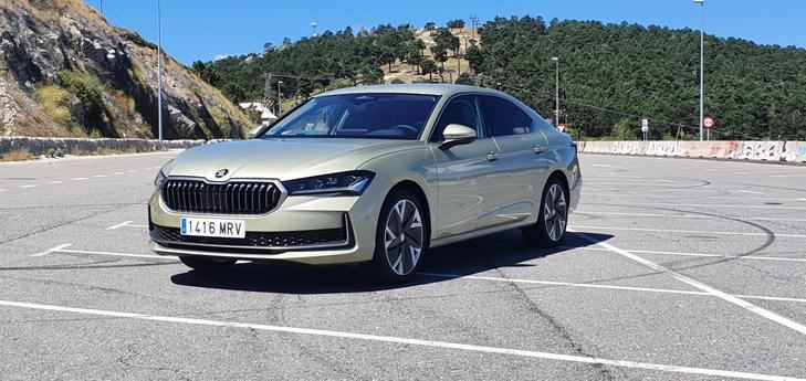 El Skoda Superb se renueva con tecnología avanzada y motores híbridos