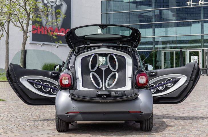 5,720 Watios de sonido dentro de un Smart Fortwo