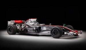 El McLaren-Mercedes MP4-21 de 2006, pilotado por Montoya y Hamilton, se subastará por hasta 3.5 millones de dólares
