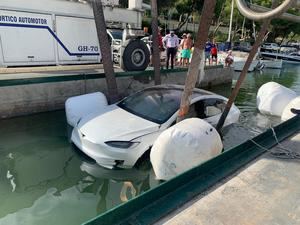 Un Tesla Model X entra en modo baño en España