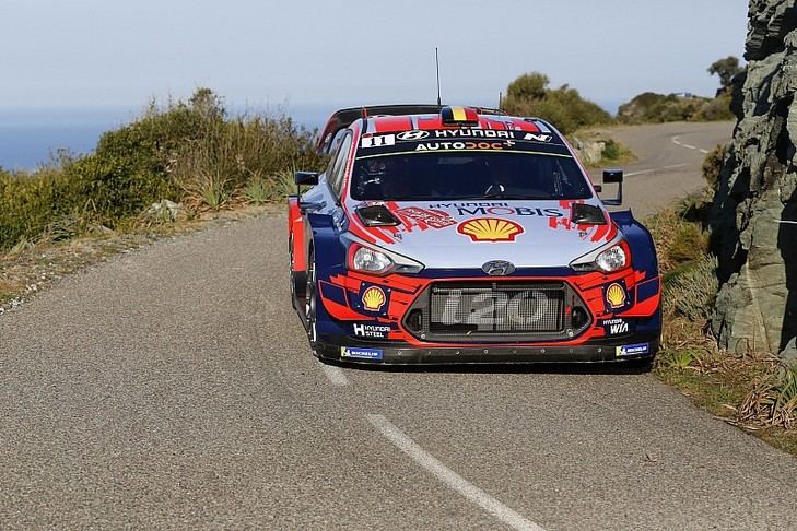 Neuville líder en una disputada jornada con muchos cambios