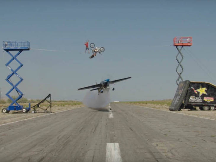 Una avioneta, un equilibrista y una moto de cross