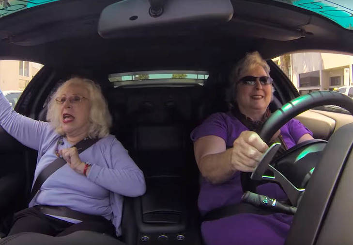 Dos ancianas conducen ¡un Lamborghini Gallardo!