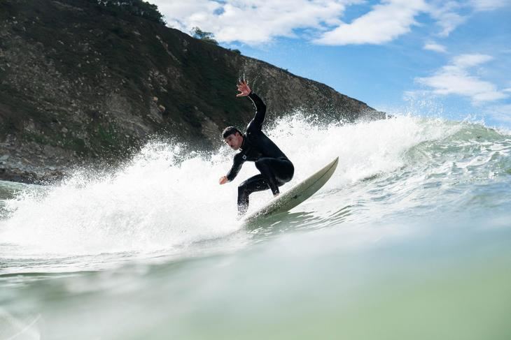 Volkswagen y Blue Banana lanzan el innovador Roadcycled Wetsuit, un traje de surf sostenible hecho de neumáticos reciclados