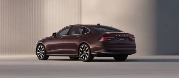 Volvo presenta el nuevo S90, un sedán híbrido de lujo más elegante y tecnológico