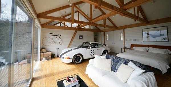 10 casas que tienen el garaje en el salón | Revista de coches,