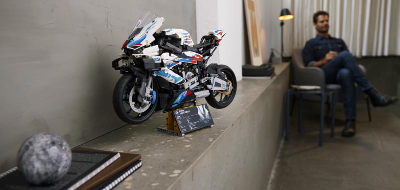 LEGO Technic BMW M 1000 RR