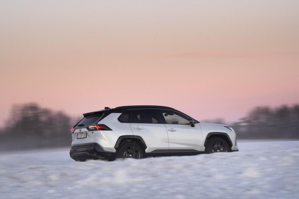 Así es el nuevo Toyota Rav4 GR Sport, más dinámico y con mayor