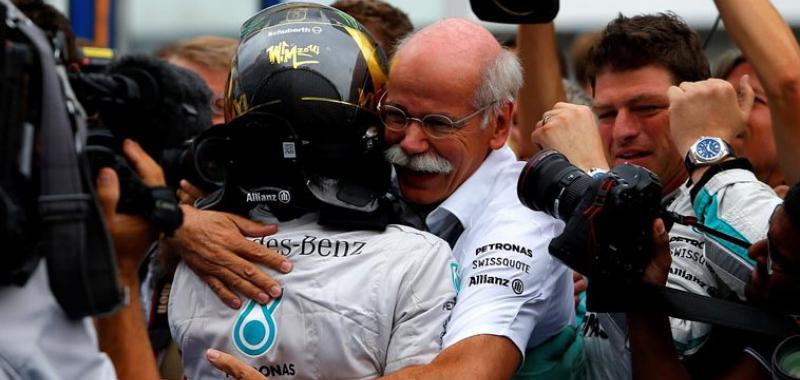 Abrazo del Presidente de Mercedes a Rosberg