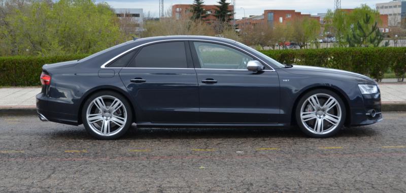 Audi S8 