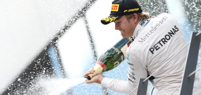 Rosberg celebra con champan